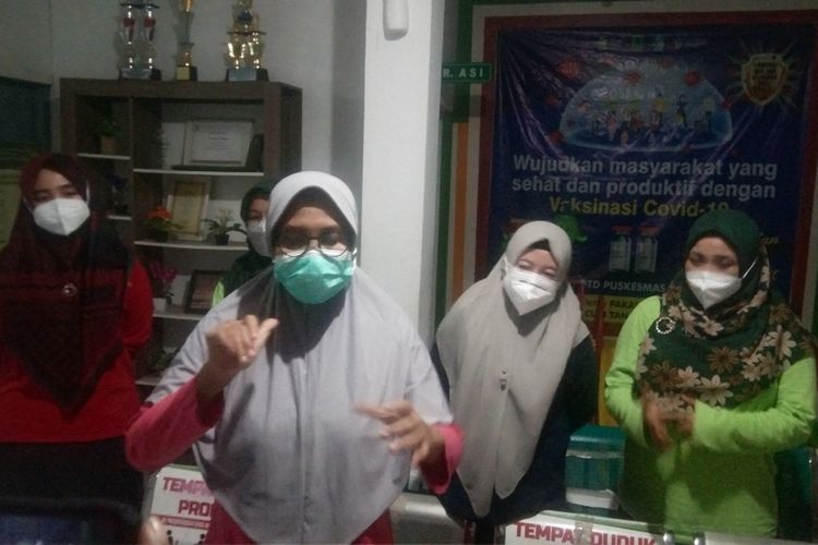 Maola Nurulshinta (53), Vaksinator Puskesmas Wadas, Kecamatan Telukjambe Timur, Kabupaten Karawang.