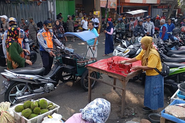 Jadi Biang Kerok Macet, Pedagang Pasar Kebalen Malang Ditertibkan