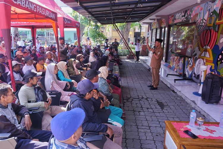 Dinas Sosial Kota Pasuruan melakukan verifikasi dan validasi data keluarga penerima manfaat dalam penyaluran bantuan guna tepat sasaran, Senin (20/10/2025) 