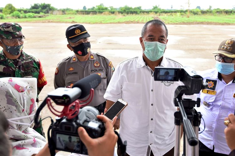 Kadispora Provinsi Sumut Baharuddin Siagian meninjau persiapan groundbreaking sport center di  Desa Sena, Kecamatan Batangkuis, Kabupaten Deliserdang, Rabu (12/8/2020)