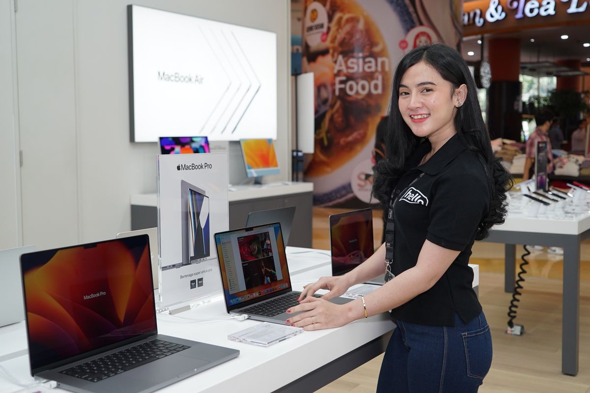 Petugas di toko Apple resmi Hello di Mall Kuningan City, Jakarta Selatan.