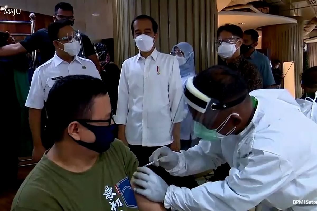 President Joko Widodo accompany by DKI Jakarta Governor Anies Baswesan and Minister of Health Budi Gunadi Sadikin reviewing the Covid-19 vaccination of Tanah Abang Market traders, Jakarta, on Wednesday, February 17.