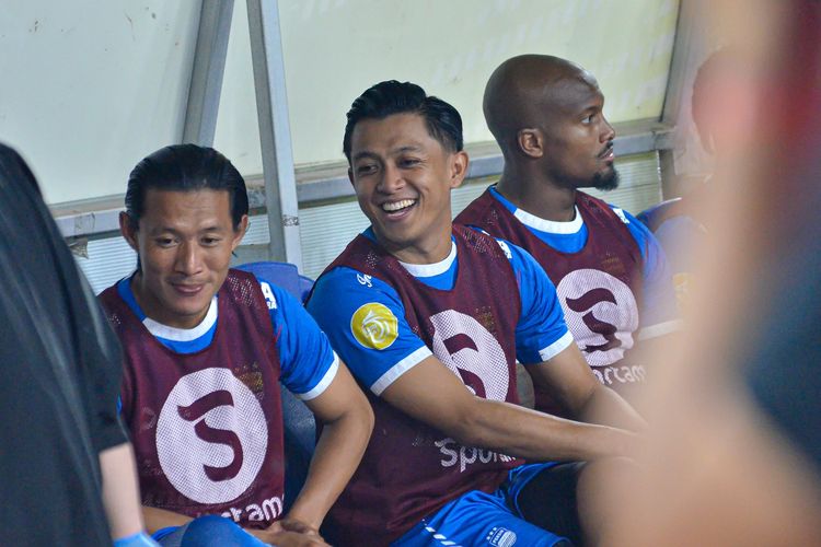 Winger Persib Bandung Febri Hariyadi kembali merasakan atmosfer pertandingan meski dari bangku cadangan saat menjamu Bali United di pekan ke-29 Liga 1 2024-2025, Jumat (18/4/2025) di Stadion Gelora Bandung Lautan Api (GBLA). 