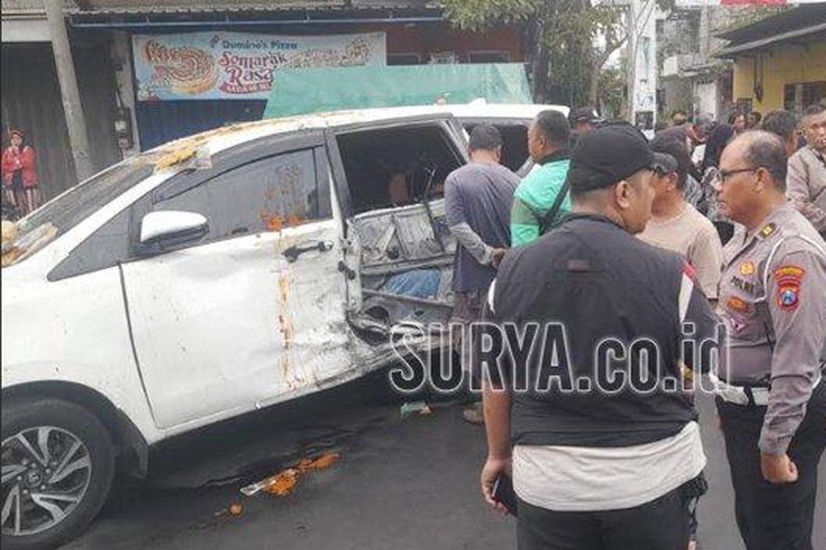 Sebuah mobil Toyota Innova menabrak warung di Jalan Kedungdoro, Kecamatan Tegalsari, Surabaya, Jawa Timur, Jumat (1/11/2024) sekitar pukul 04.00 WIB. Kecelakaan ini mengakibatkan dua orang tewas.

