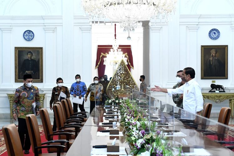 Presiden Joko Widodo menerima pimpinan Ombudsman RI di Istana Merdeka, Jakarta, Selasa (12/4/2022).
