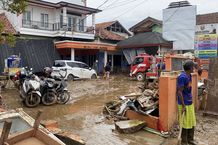 Area kantor desa Cikahuripan, Kecamatan Cisolok, Kabupaten Sukabumi, Selasa (28/10/2025)