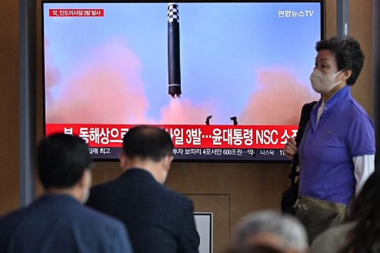 Orang-orang menonton layar televisi yang menayangkan siaran berita dengan rekaman file uji coba rudal Korea Utara, di sebuah stasiun kereta api di Seoul pada 25 Mei 2022, setelah Korea Utara menembakkan tiga rudal balistik ke arah Laut Jepang menurut militer Korea Selatan. Baru-baru ini Jepang melaporkan Korea Utara melakukan tembakkan rudal balistik lagi. Ini merupakan peluncuran rudal kali keempat Korea Utara dalam pekan ini.
