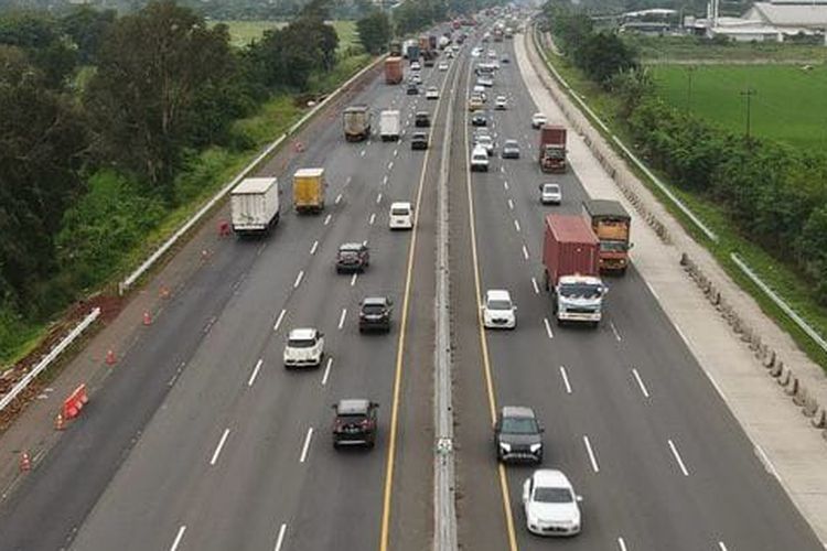 Ilustrasi Jalan Tol Jakarta-Cikampek. Pemerintah resmi mengeluarkan aturan pembatasan kendaraan barang pada Lebaran 2024.