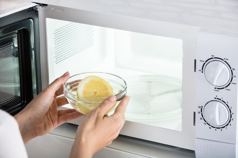 Mudah, Ini Cara Membersihkan Microwave Pakai Kulit Jeruk