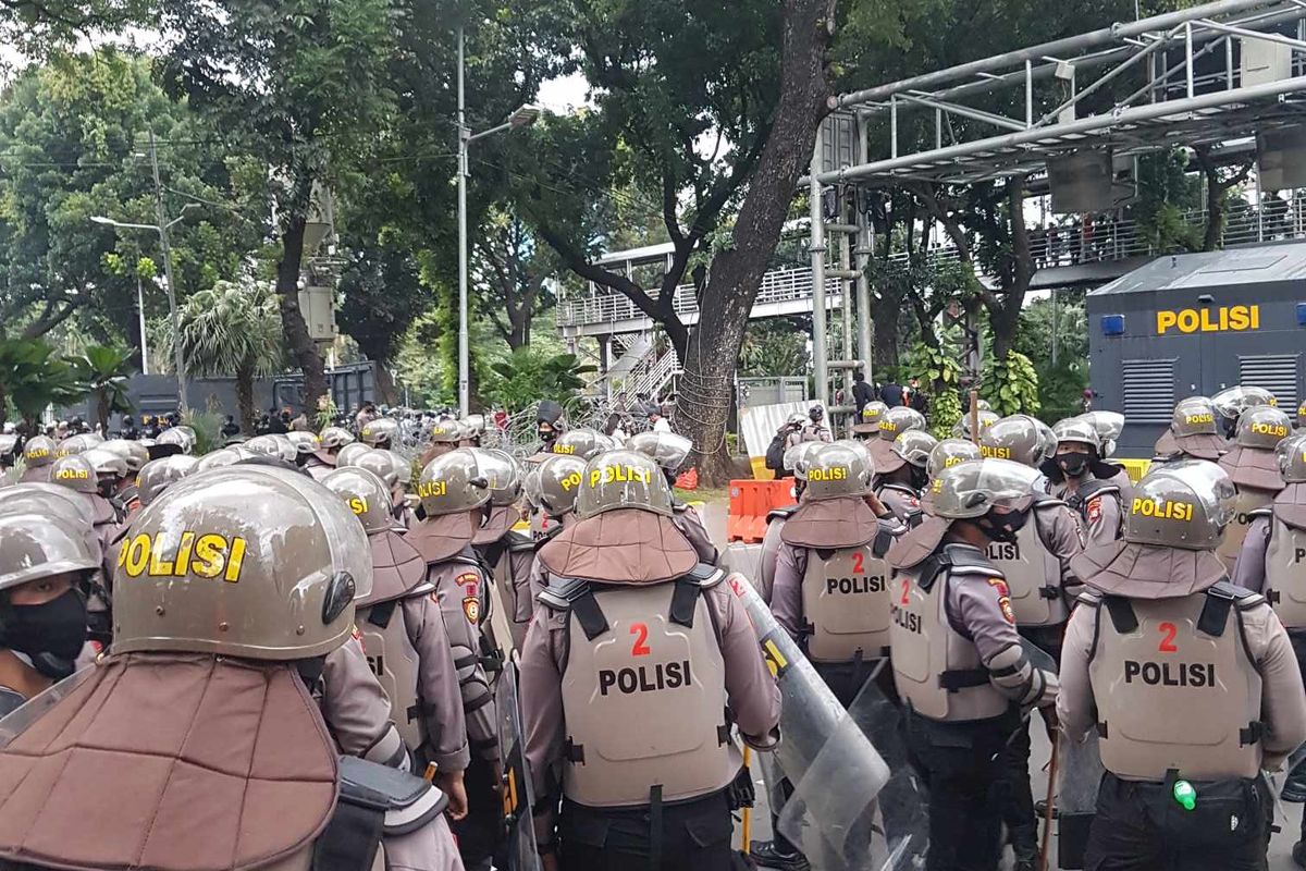 Polisi bersiap-siap menghadapi massa aksi di Jalan Medan Merdeka Barat, pada aksi Selasa (20/10/2020)