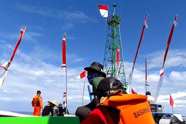 Jelang perayaan HUT ke-77 RI, pengibaran bendera Merah Putih dari dasar laut hingga ke udara berlangsung di tengah laut perairan Teluk Bone, Desa Munte, Kecamatan Tana Lili, Kabupaten Luwu Utara, Sulawesi Selatan, Minggu (15/8/2022) sore.