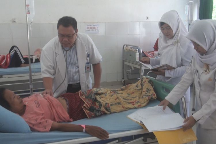 Dokter Zainal Aripin memeriksa Ibu Jamilah pasien keracunan makanan saat acara Isra Miraz di desanya hari sela lalu. Ada ratusan warga yang mendrita keracunan namun kondisinya mulai membaik