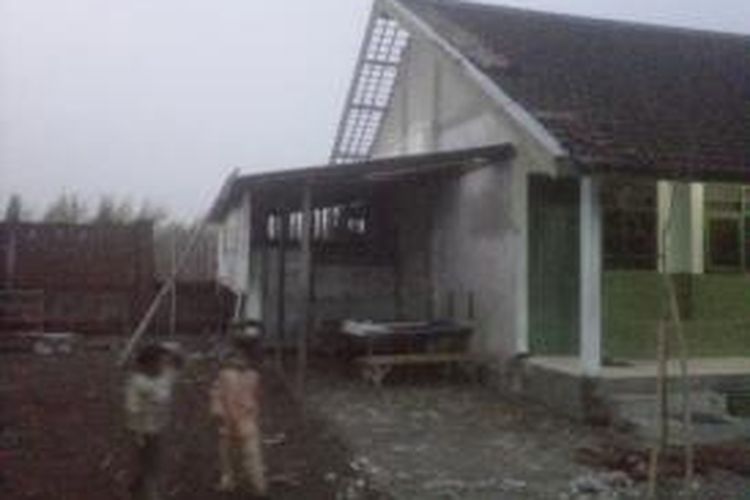 Gedung sekolah MAN Kandat, Kabupaten Kediri, Jawa Timur, rusak akibat diterjang angin puting beliung yang disertai hujan deras, Senin (28/10/2013). 