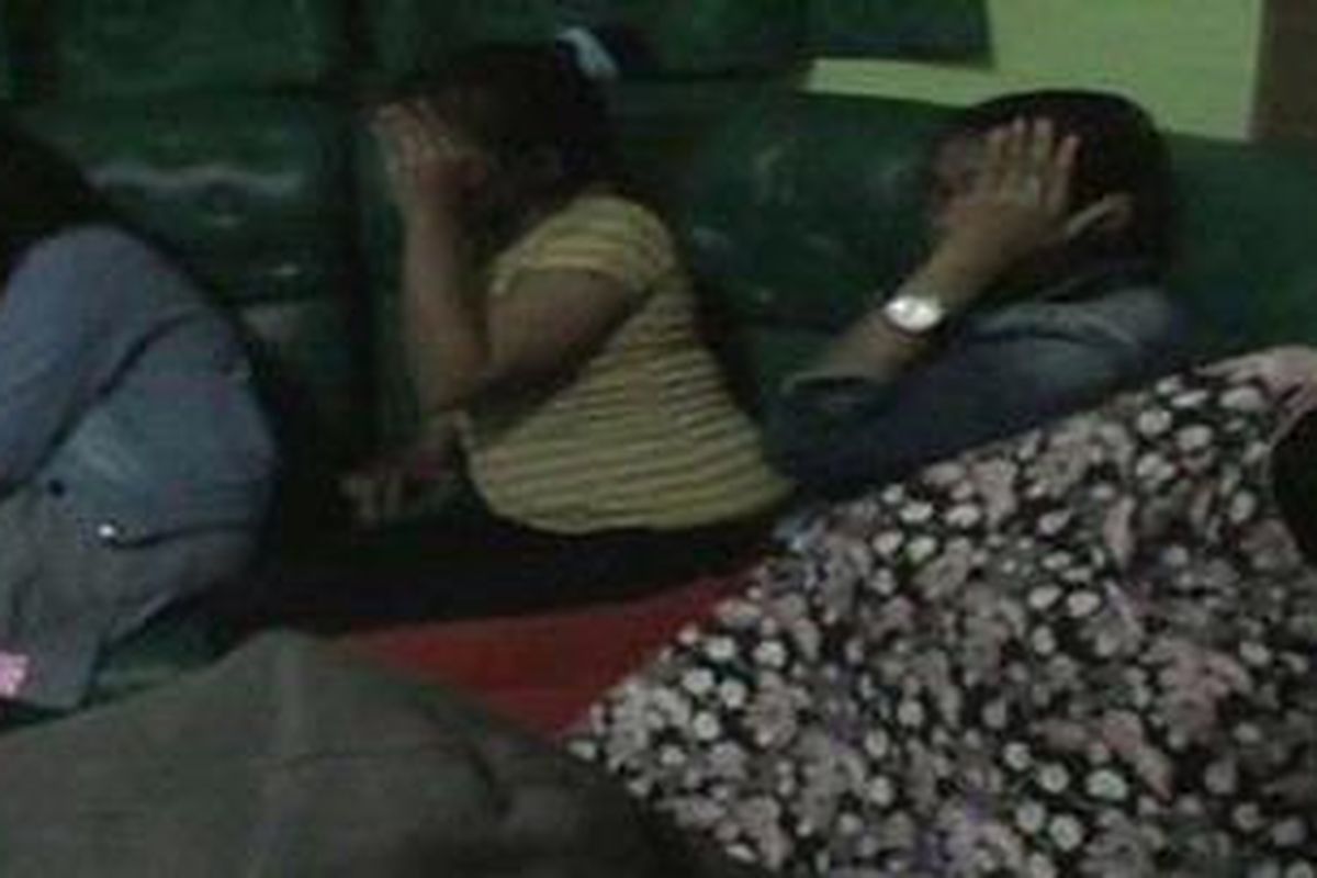 Karena kedapatan tidur sekamar bukan muhrim, tujuh pasangan muda yang mayoritas mahasiswi sejumlah perguruan tinggi di Polewali Mandar diamankan petugas kepolisian dan Satpol PP Kota Polewali Mandar.