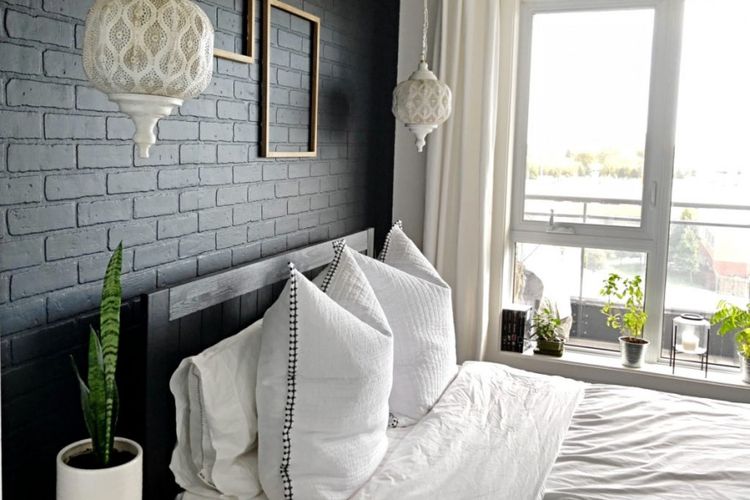 Kombinasi hitam dan putih yang kontras dalam kamar tidur mungil
