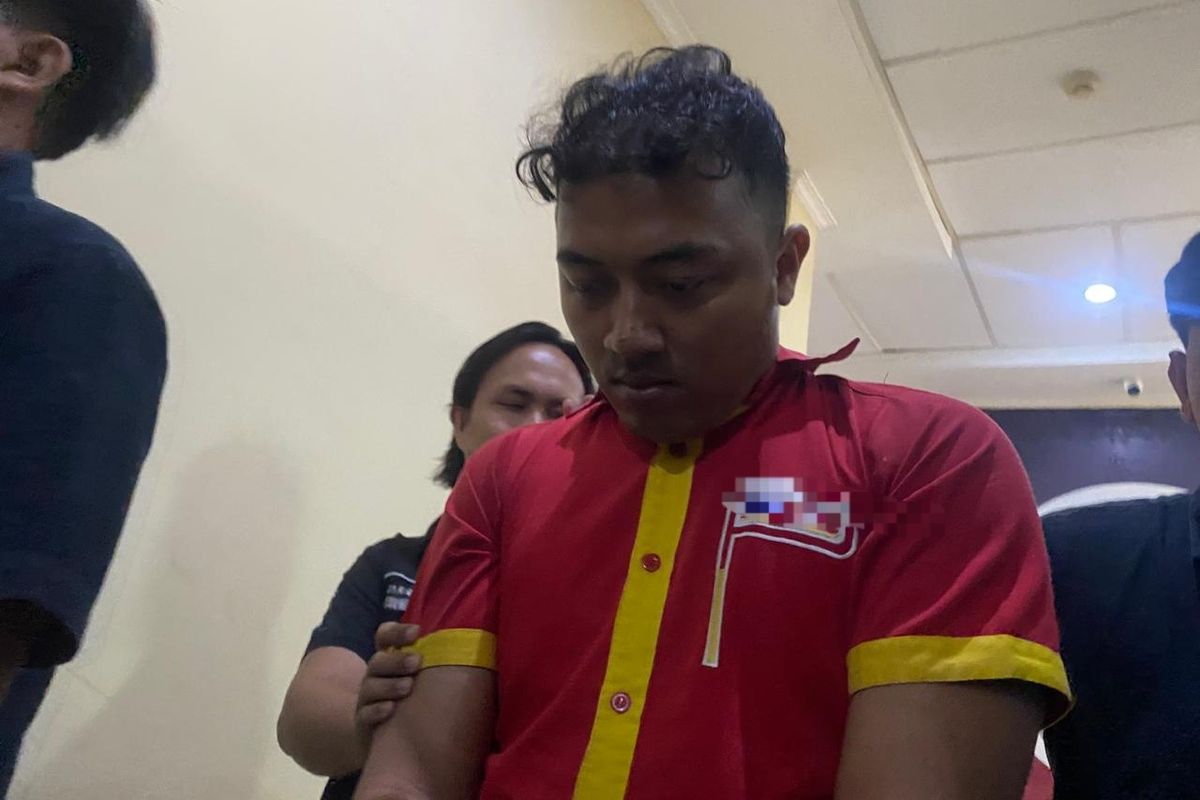 Heryanto (27), tersangka pembunuhan dan pemerkosaan DO (21), pegawai minimarket, saat digiring di Mapolres Karawang, Kamis (9/10/2025).