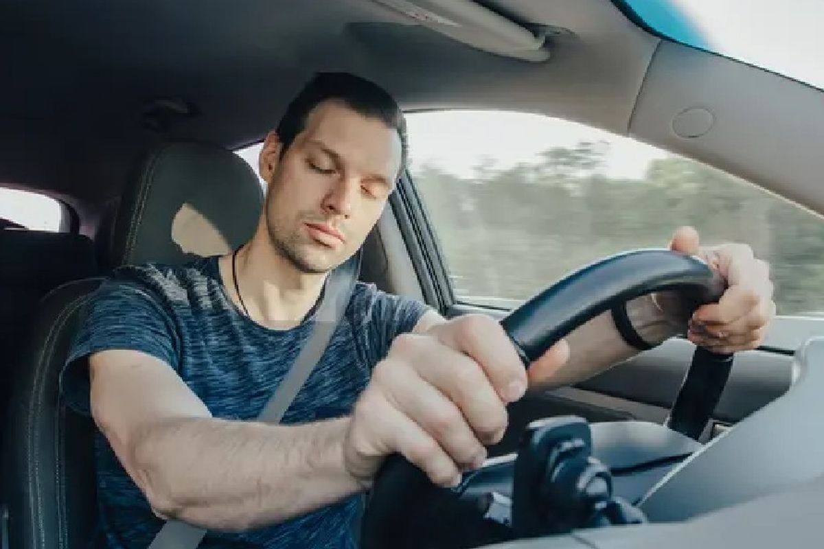 Mengenali gejala microsleep saat mengemudi dan bahaya yang mengintai.
