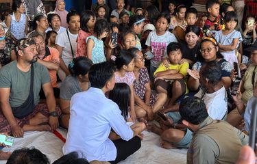 Gibran Turun ke Posko Pengungsi Banjir Bali, Minta Anak hingga Lansia Diprioritaskan
