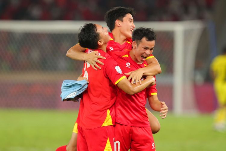 Sejumlah pemain timnas U23 Vietnam meluapkan kegembiraannya usai laga final ASEAN U23 Championship atau Piala AFF U23 2025 di Stadion Utama Gelora Bung Karno, Jakarta, Selasa (29/7/2025).
 Vietnam berhasil menjadi juara Piala AFF U23 2025 seusai mengalahkan Indonesia dengan skor 1-0.
