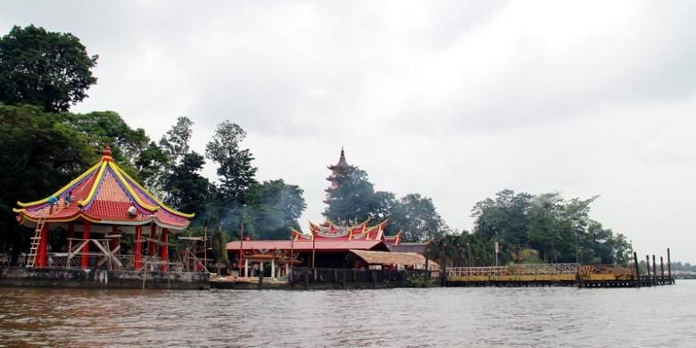 Kelenteng Hok Cing Bio di Pulau Kemaro, Palembang, Sumatera Selatan, Jumat (24/1/2014), yang mulai berhias menyambut Cap Go Meh. Pulau di tengah Sungai Musi ini menjadi tujuan ratusan ribu orang dari sejumlah daerah setiap perayaan Cap Go Meh atau bulan purnama pertama setelah Imlek.