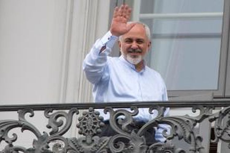 Menteri Luar Negeri Iran Mohammad Javad Zarif melambaikan tangan dari balkon hotel Palais Coburg, Vienna tempat perundingan nuklir Iran digelar.