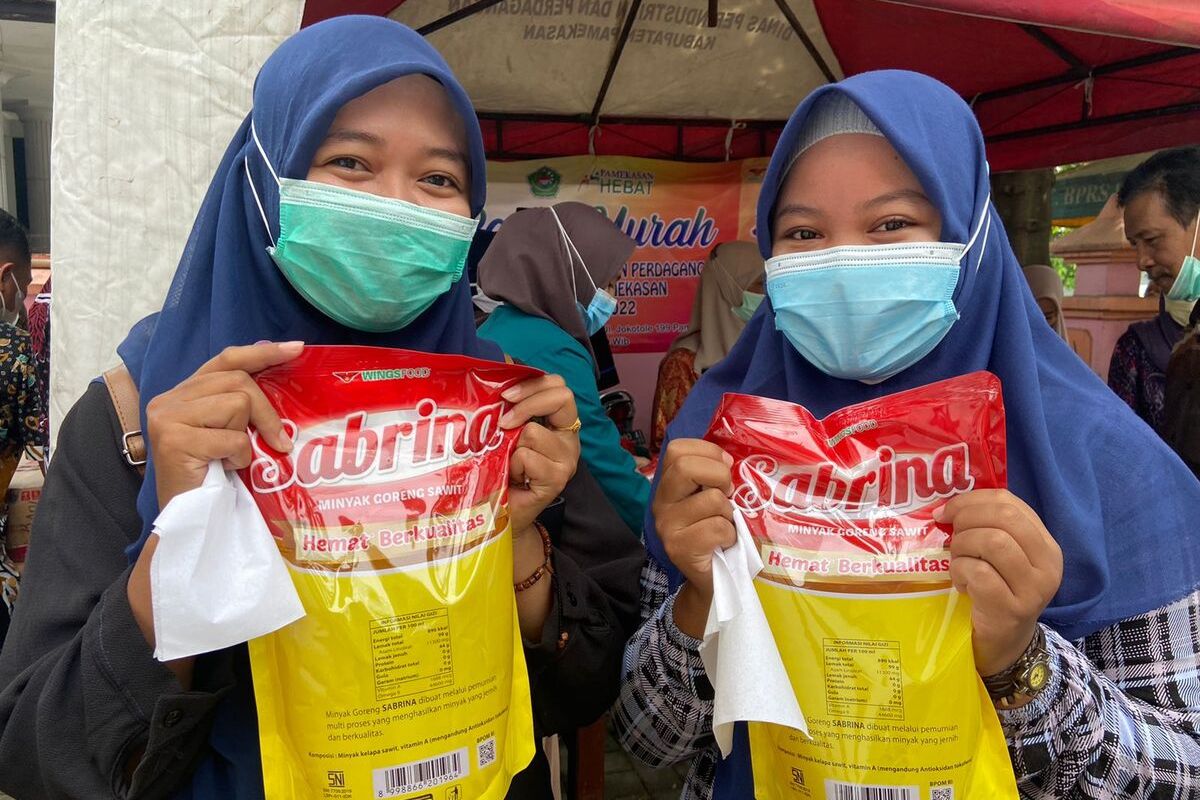 Operasi pasar minyak goreng murah Kamis (27/1/2022) di depan kantor Disperindag Kabupaten Pamekasan langsung diserbu warga. Per liter dijual Rp 14.000. Warga hanya dibatasi 2 liter