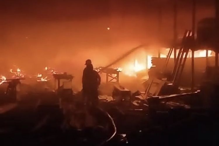 Pabrik Rumah Kayu KSO di Indramayu Ludes Terbakar dan Merambat ke Rumah Warga, Polisi Selidiki Penyebabnya