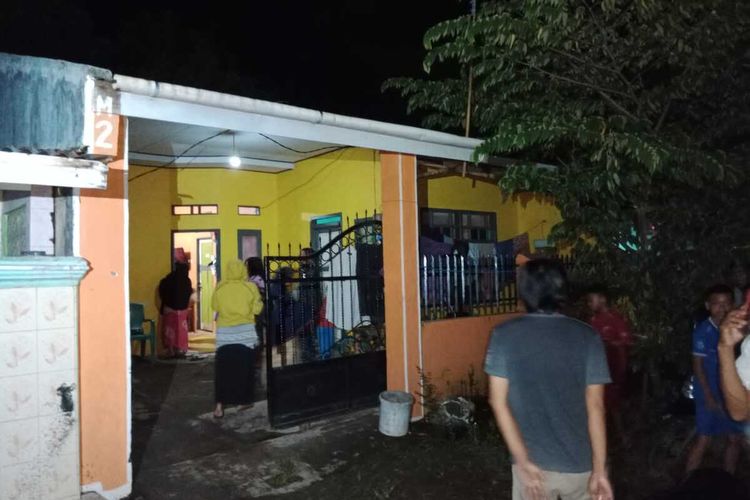 Aparat kepolisian Polres Gowa, Sulawesi Selatan menggelar olah tempat kejadian perkara (TKP) dan melakukan penjagaan di rumah milik seorang marbot yang diduga melakukan pencabulan terhadap bocah disabilitas setelah rekaman video aksinya beredar luas. Kamis, (7/4)2024).