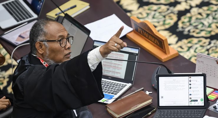 Bambang Widjojanto Sebut Jokowi Kerap Kampanye Terselubung di Wilayah Pj Kepala Daerah