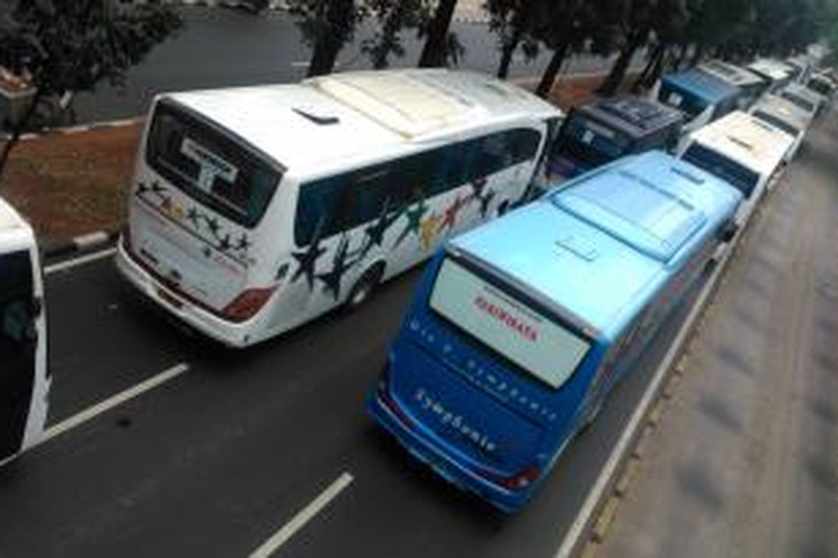 Puluhan bus yang ingin masuk ke Stadion Utama Gelora Bung Karno Jakarta melalui pintu 5, sedikit terhambat, sehingga menyebabkan macet yang cukup panjang, Jumat (1/5/2015).