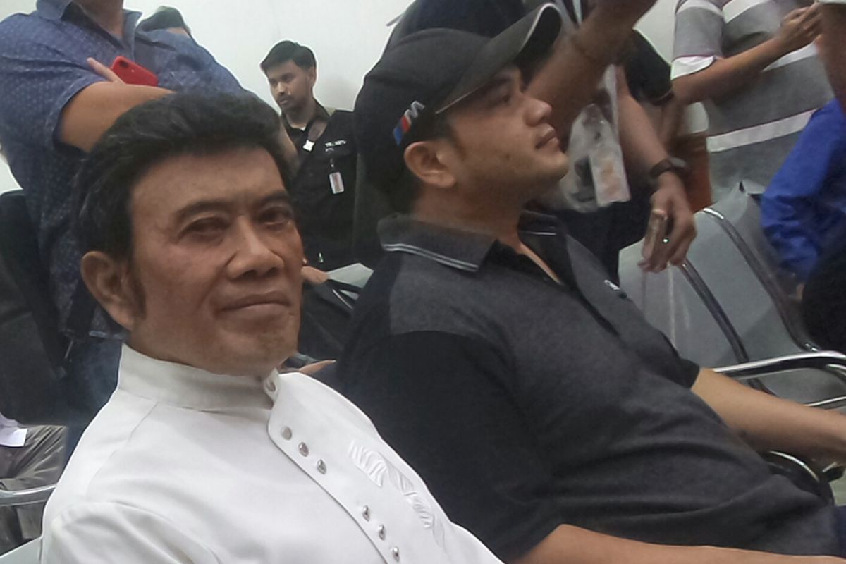 Penyanyi dangdut Rhoma Irama hadir dalam sidang pidana putranya, Ridho Rhoma, di Pengadilan Negeri Jakarta Barat, Selasa (11/7/2017). Ridho terjerat kasus penyalahgunaan narkoba jenis sabu.