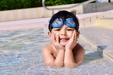 Panduan untuk Orangtua, Harus Mengajari Anak Berenang 