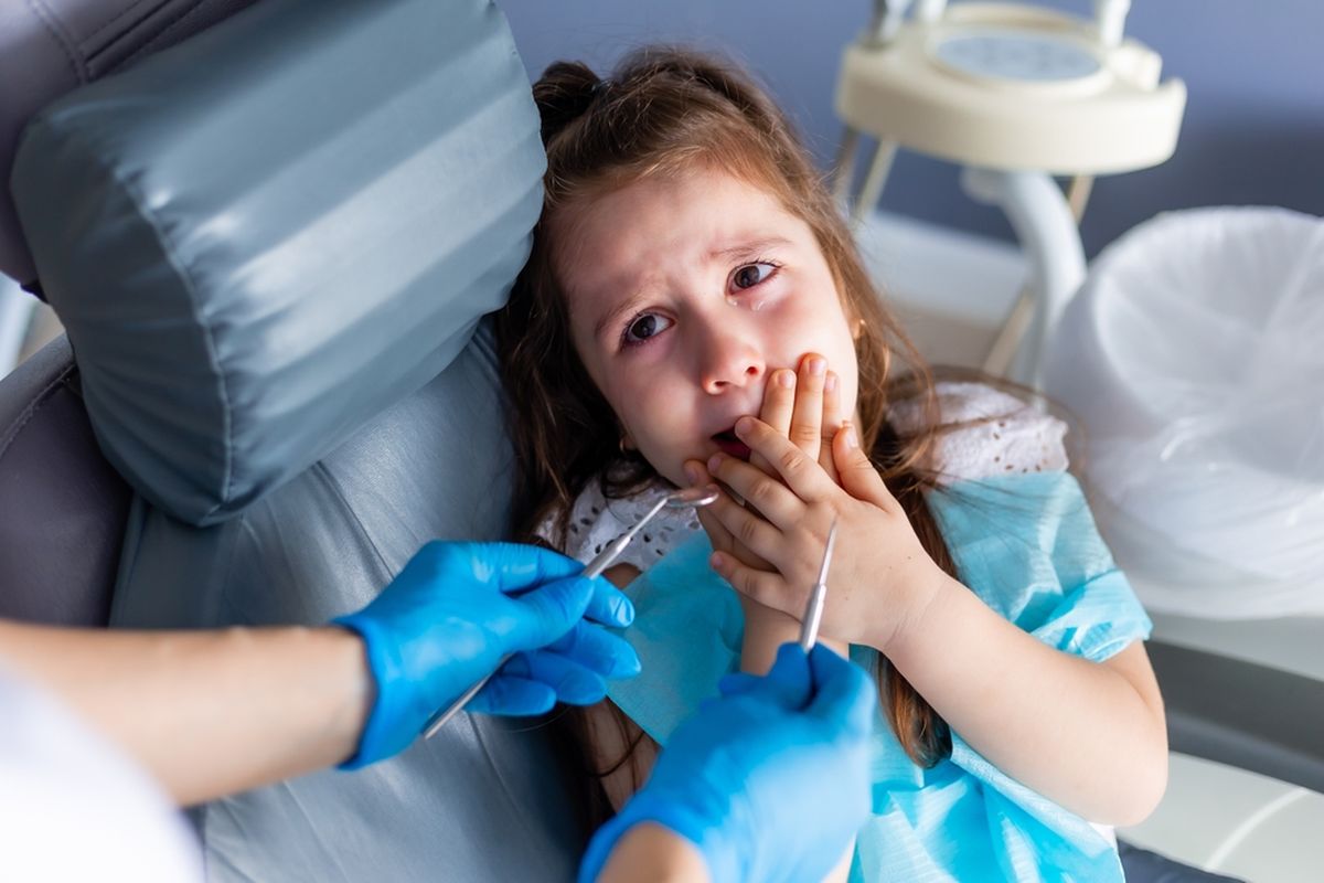 Ilustrasi anak yang takut ke dokter gigi.