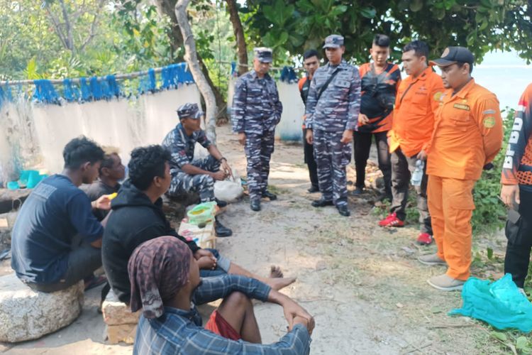 ABK Kapal Sumber Berkat A saat dievakuasi ke daratan 