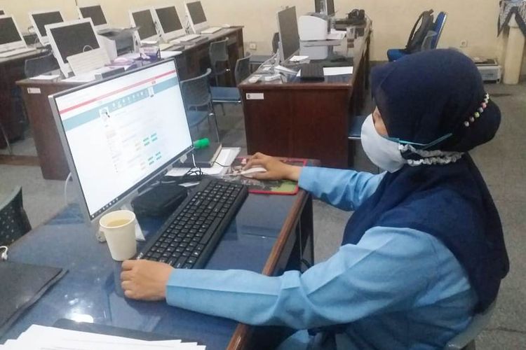 Petugas PPDB SMAN 3 Yogyakarta memantau perkembangan di ruang laboratorium komputer, Selasa (29/6/2021).