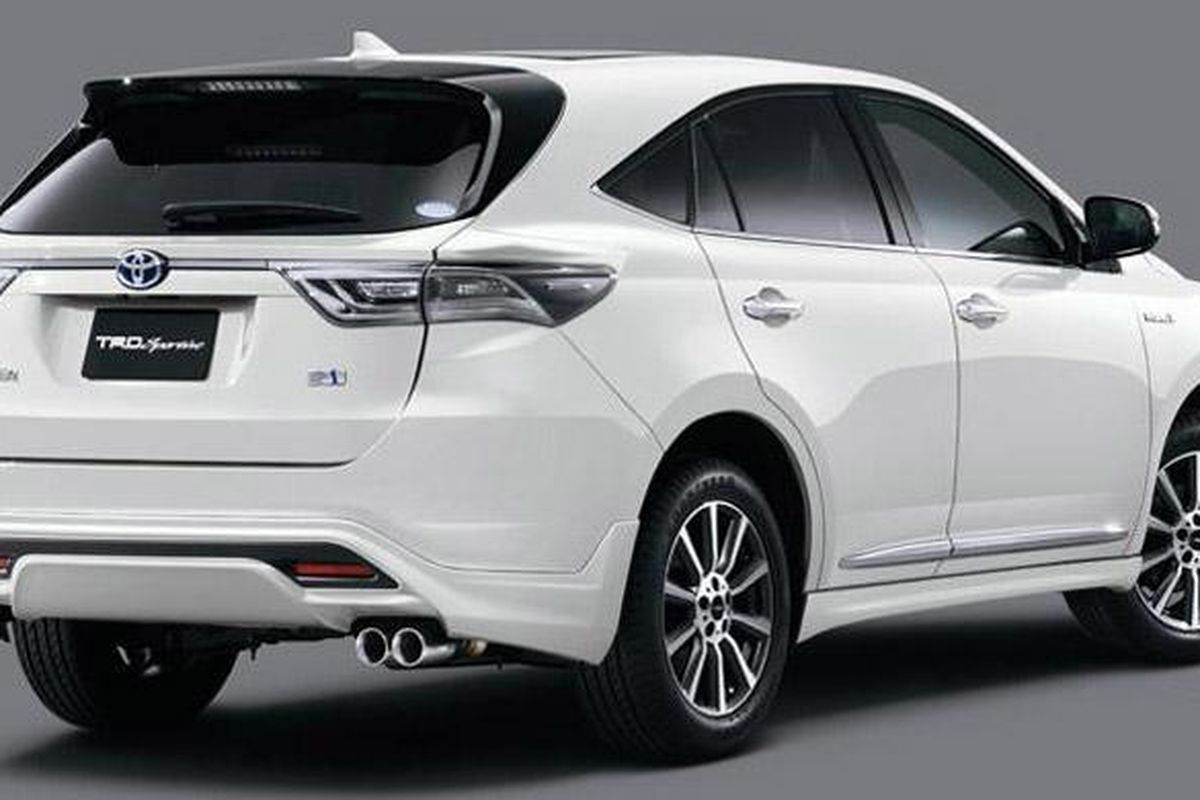 Toyota Harrier TRD Sportivo tampak belakang.