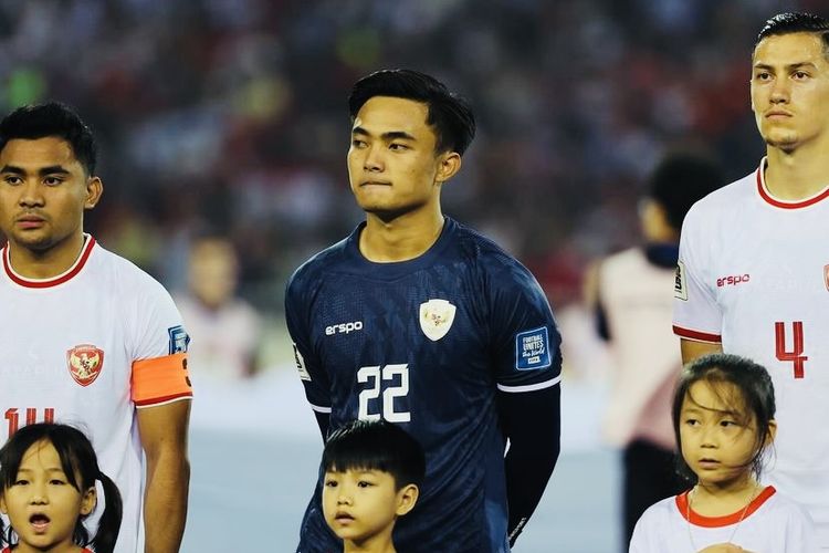 Penjaga gawang Timnas Indonesia Ernando Ari Sutaryadi sebelum laga Kualifikasi Piala Dunia 2026 Zona Asia melawan tuan rumah Vietnam yang berakhir dengan skor 0-3 di Stadion My Dinh National Stadium Hanoi, Selasa (26/3/2024) malam. 