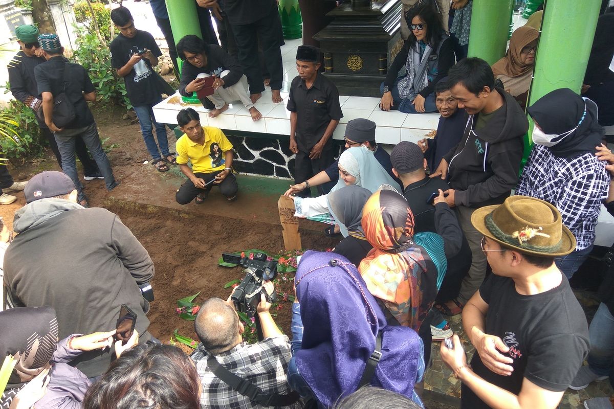 Sejumlah rekan artis dan fans Nike Ardilla turut menghadiri acara pemakaman almarhumah Ningsih di Pemakaman keluarga di Imbanagara, Ciamis, Kamis (22/12/2022).