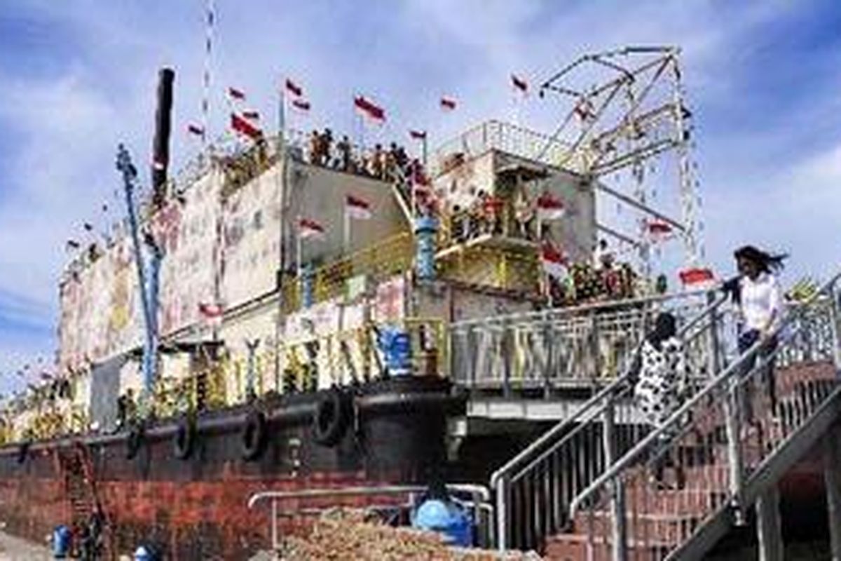 Wisatawan mengunjungi obyek wisata tsunami Pembangkit Listrik Tenaga Diesel (PLTD) Apung I untuk mengisi liburan Idul Fitri 1433 Hijriah, Selasa (21/8/2012). PLTD berbobot 2.500 ton yang semula ditambat di Pelabuhan Ule lheue, akibat gelombang tsunami pada 26 Desember 2004, terlempar sejauh kurang lebih empat kilometer ke permukiman penduduk, di Desa Punge, Blancut, Banda Aceh.