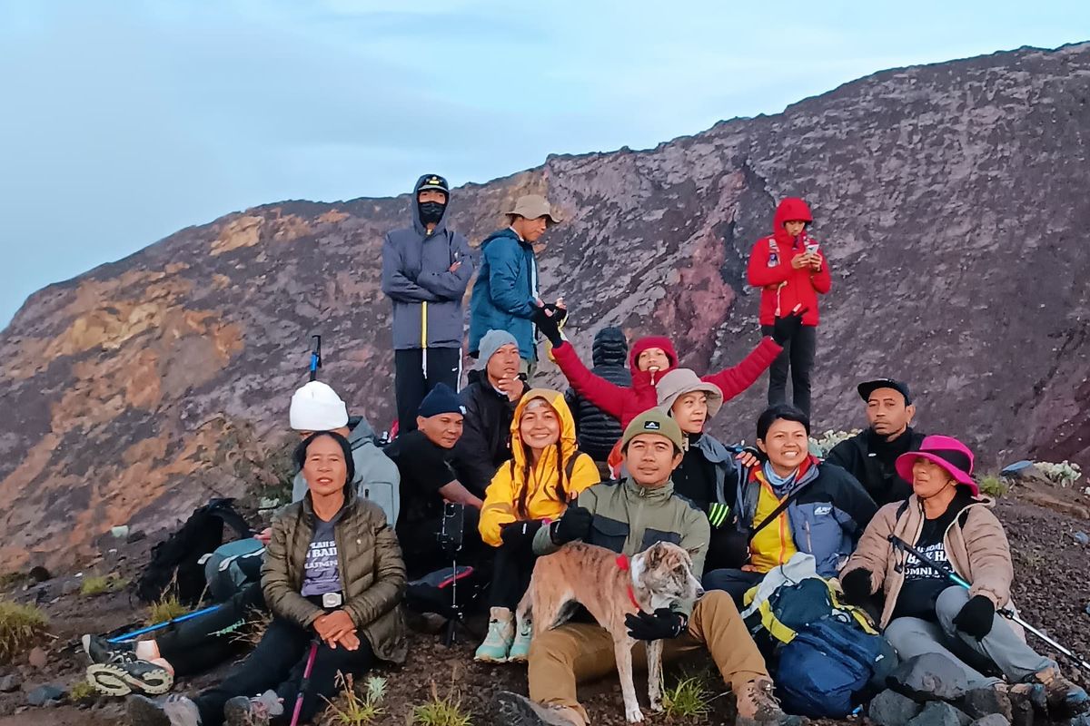 I Made Arsa Pandu Wirawan saat mendaki gunung di Bali bersama teman-temannya.