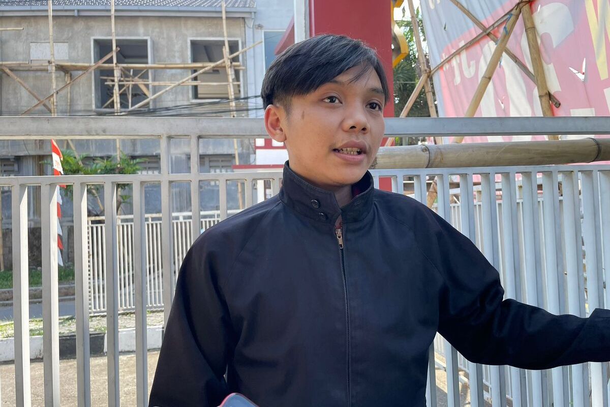 Mohamad Fadlin Auzini (22) korban aksi begal di Komplek Taman Cibaduyut Indah (TCI) Kecamatan Dayeuhkolot, Kabupaten Bandung, Jawa Barat saat dimintai keterangan oleh awak media pada Selasa (1/8/2023)