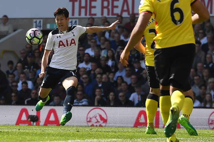 Penyerang Tottenham Hotspur asal Korea Selatan, Son Heung-Min (kiri), melakukan tendangan voli untuk mencetak gol keempat timnya ke gawang Watford dalam pertandingan Premier League di White Hart Lane, London, Sabtu (8/4/2017).