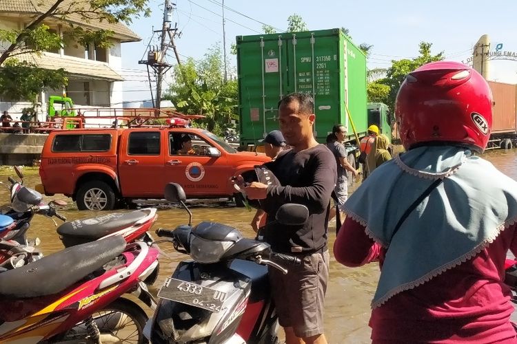 Teguh yang sampai di depan Pelabuhan Tanjung Emas setalah berjam-jam mencari sepeda motor milik istrinya. Selasa (24/5/2022)