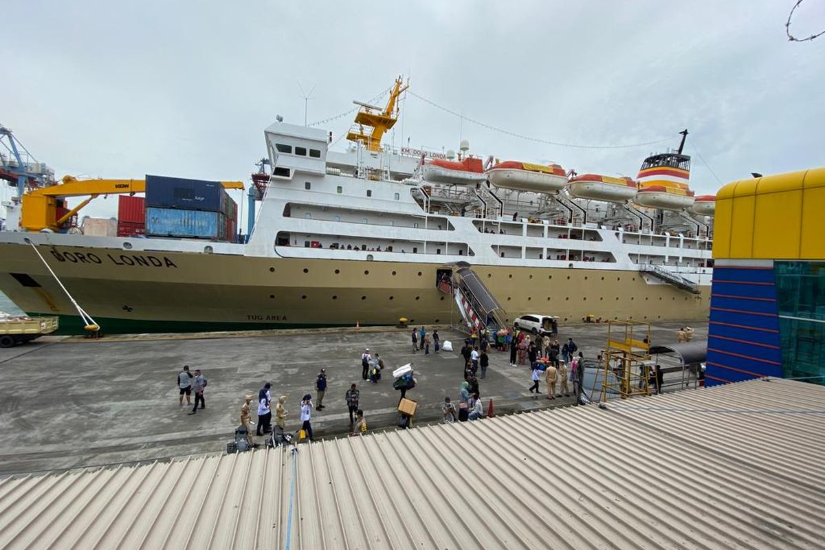 Kapal KM Dorolonda di Pelabuhan Tanjung Priok, Jakarta Utara pada Jumat (23/12/2022). Kapal ini mengangkut penumpang selama Natal 2022 dan tahun baru 2023. 