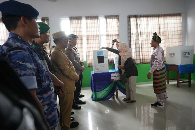 Pj Gubernur Riau Rahman Hadi turun langsung meninjau pelaksanaan pemungutan suara di TPS 07.