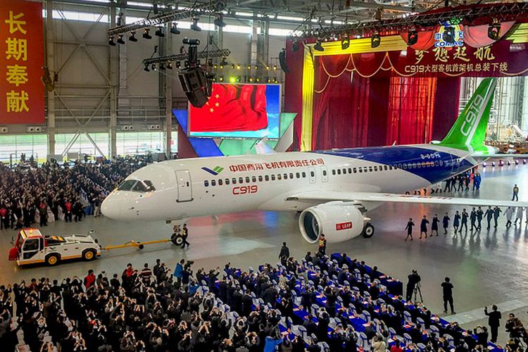Pesawat COMAC C919 buatan China saat di-roll-out pada Maret 2016 lalu.