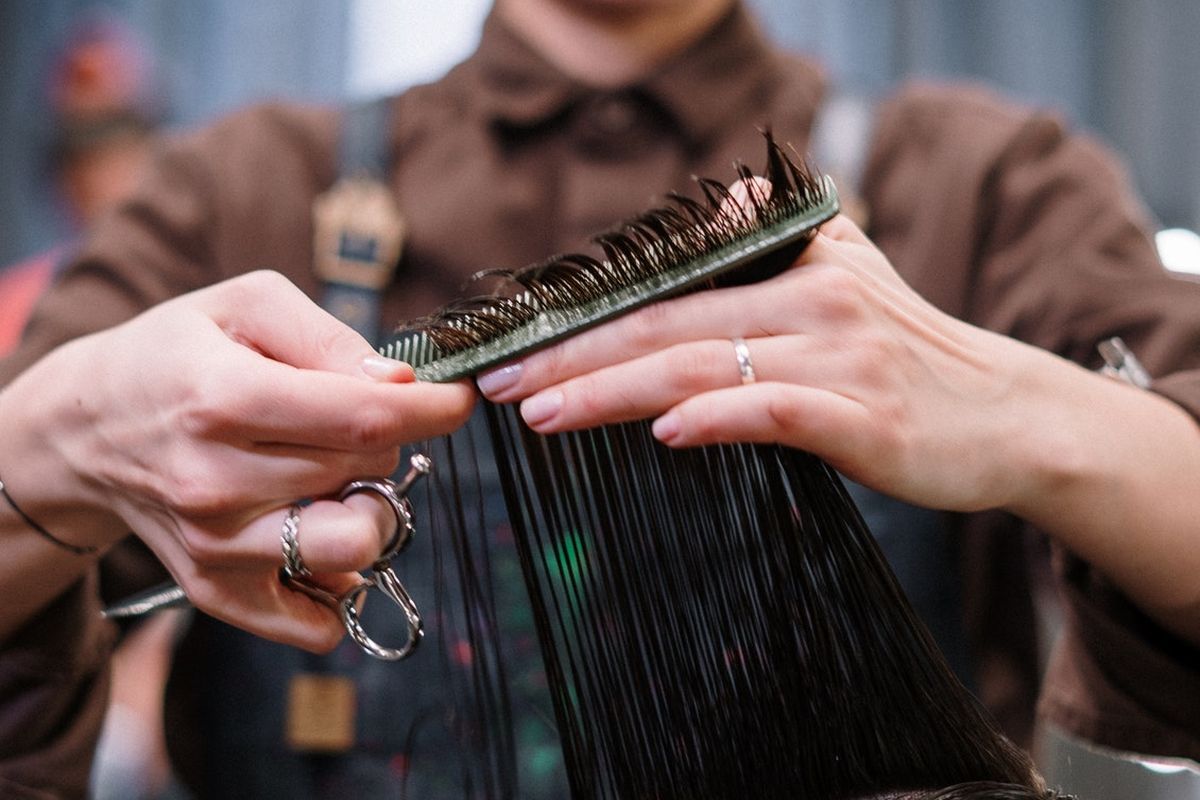 Mimpi potong rambut bisa memberikan pesan terhadap sejumlah hal. Seperti mimpi lainnya, mimpi potong rambut adalah bagaimana alam bawah sadar kita mencoba memperlihatkan kehidupan nyata kita.