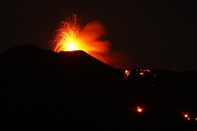 Foto: Gunung api Ile Lewotolok Lembata, NTT kembali erupsi, Sabtu (26/6/2022) sekitar pukul 18.47 Wita.