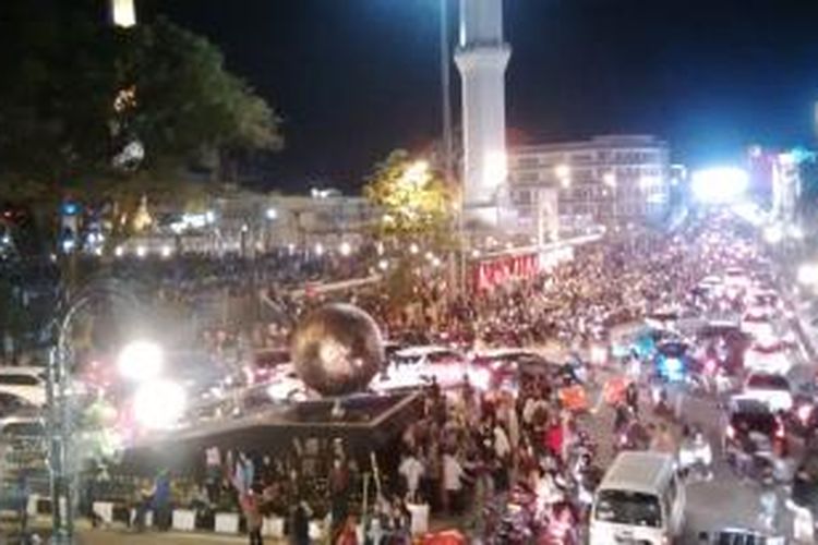 Jutaan orang memenuhi kawasan Alun - alun sampai tumpah ke jalan di Jalan Asia Afrika, Bandung, Jawa Barat. Arus lalu lintas tersendat