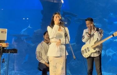 Penyanyi Keisya Levronka menangis saat hendak menyanyikan lagu &ldquo;Usai di Sini&rdquo; dalam acara konferensi pers album perdananya, Levronka, di Jakarta Aquarium, Jakarta Barat, Kamis (11/5/2023).